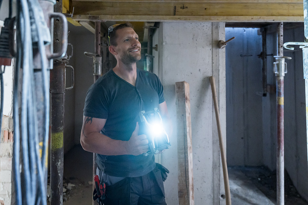 Projecteur LED portable RUFUS 1500 MA re