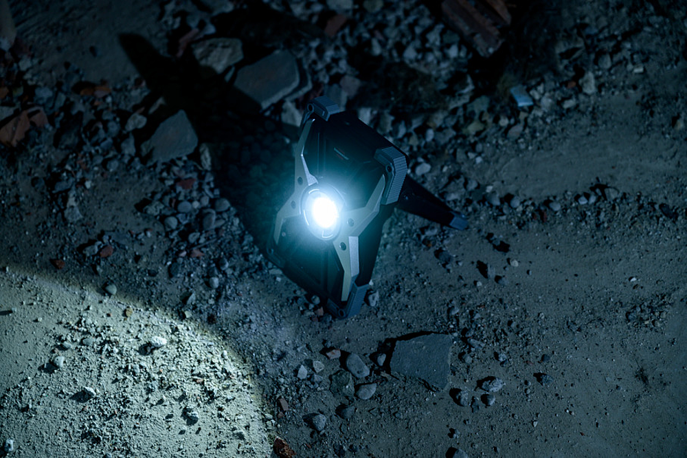 Projecteur LED portable RUFUS 1500 MA re