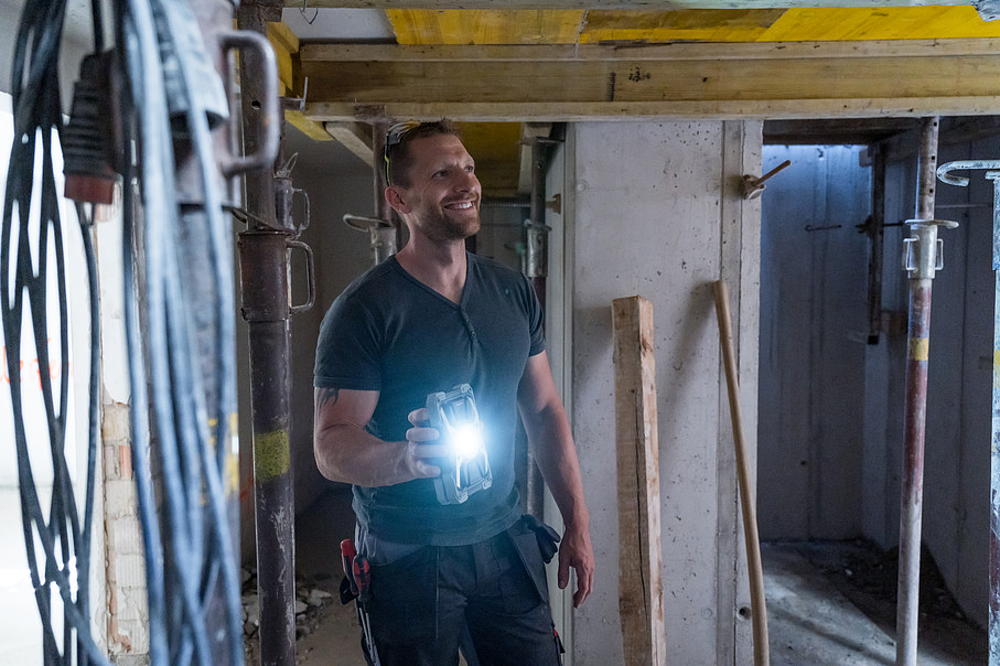 Projecteur LED portable RUFUS 1500 MA re